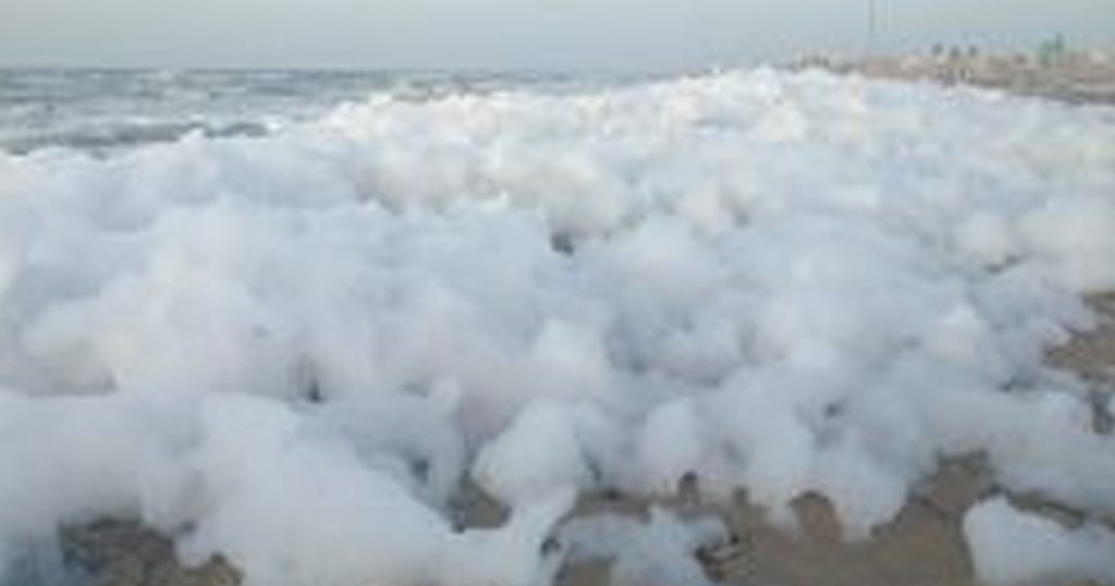 Sorprende aparición de espuma en Coatzacoalcos