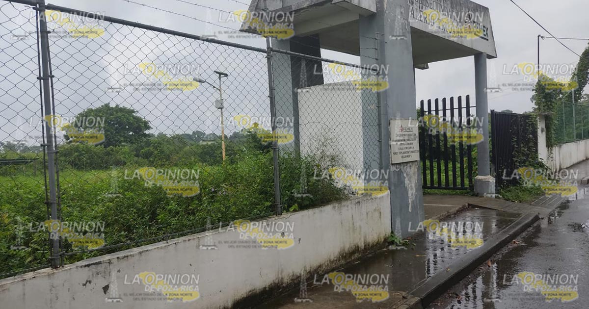 En el olvido escuelas en comunidades