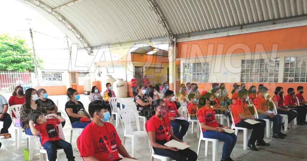 Encabeza alcalde de Naranjos graduación en primaria “Justo Sierra”