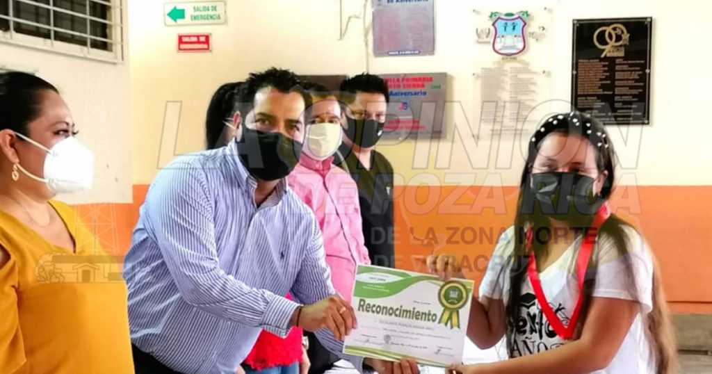 Encabeza alcalde de Naranjos graduación en primaria “Justo Sierra”