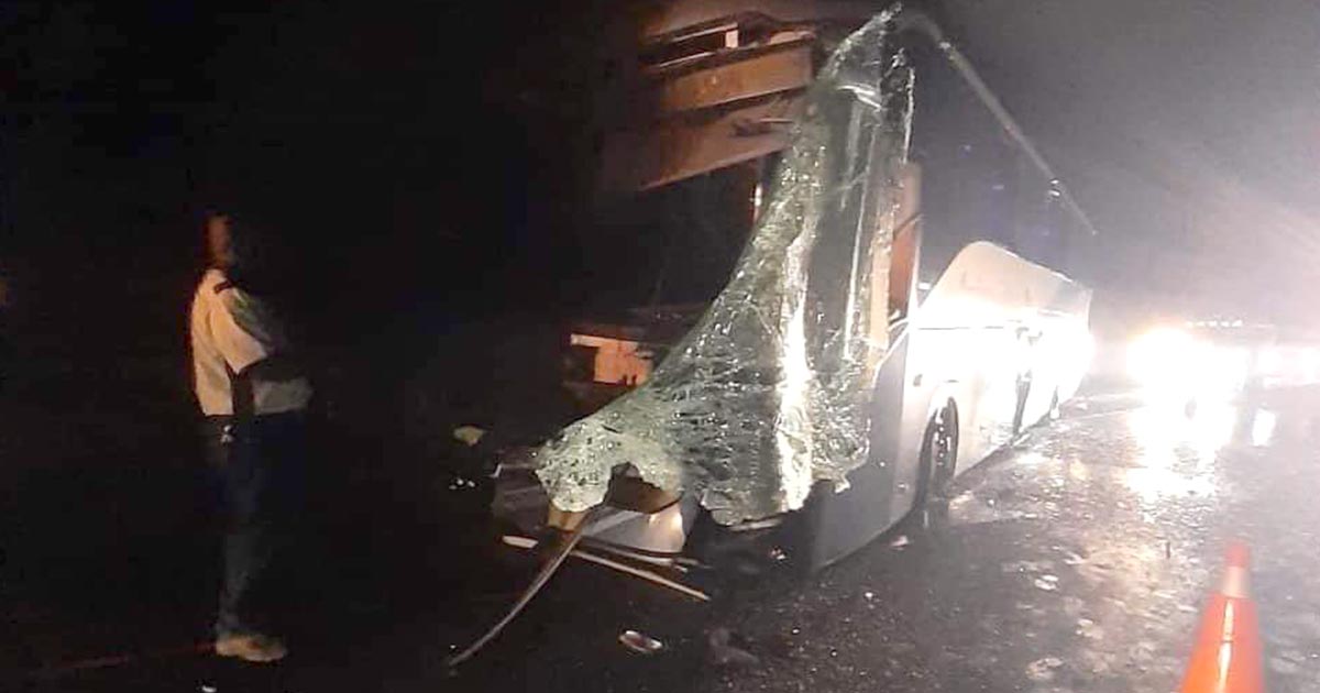 Encontronazo entre un tráiler y autobús que salió de Poza Rica