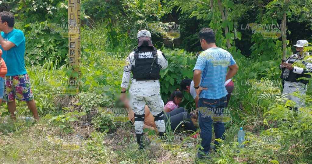 Esquivan perro y se accidentan