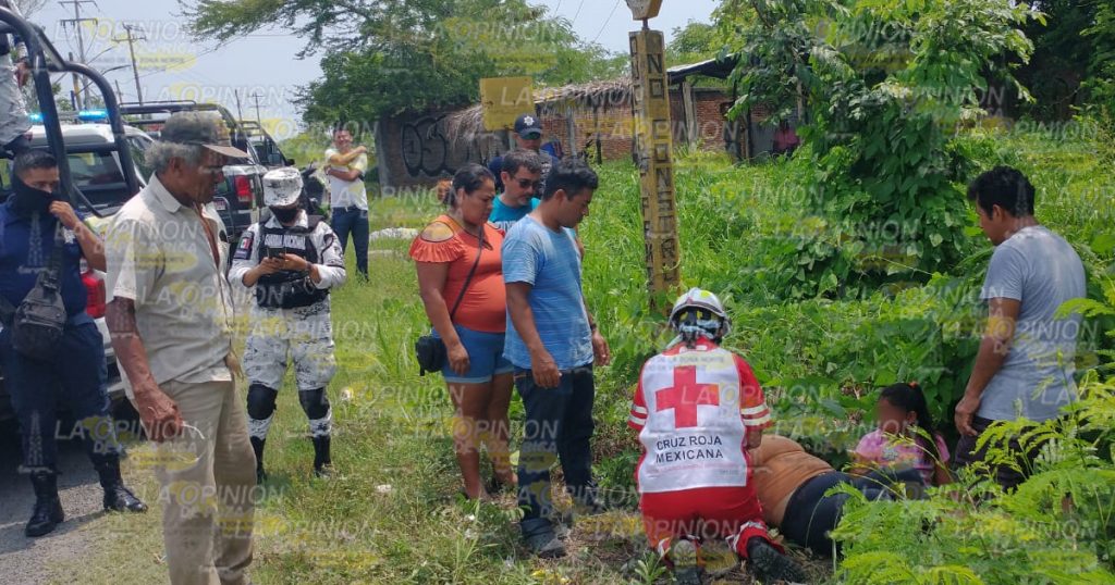 Esquivan perro y se accidentan