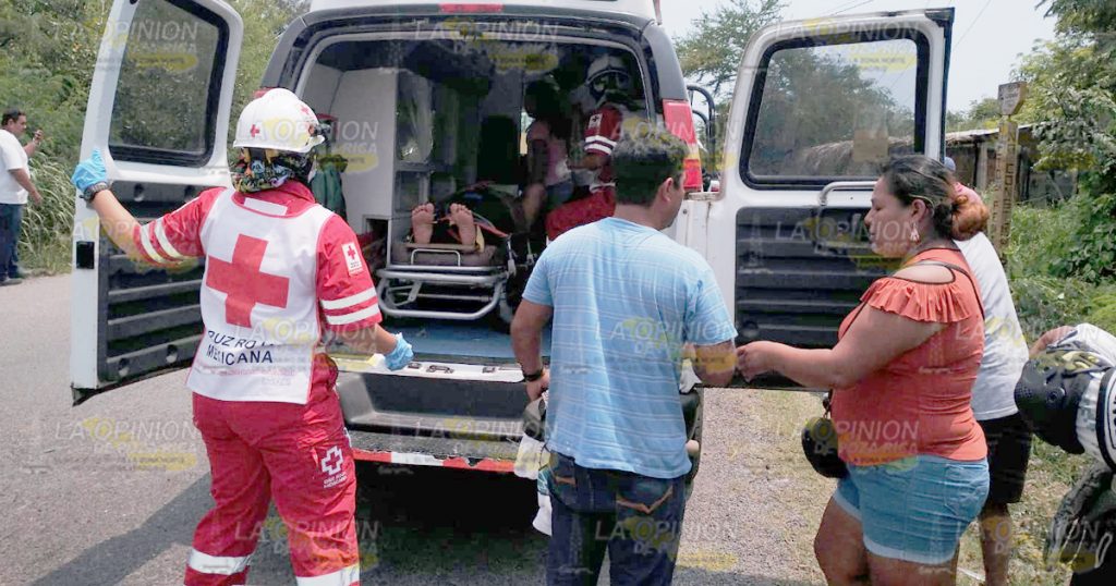 Esquivan perro y se accidentan