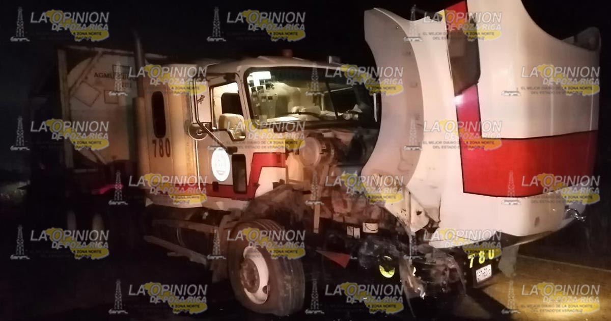 Minivan invade carril y choca contra un camión