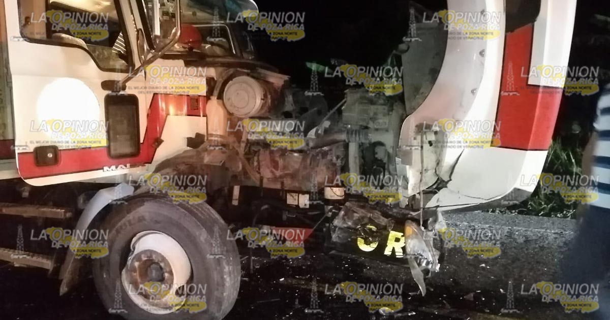 Minivan invade carril y choca contra un camión