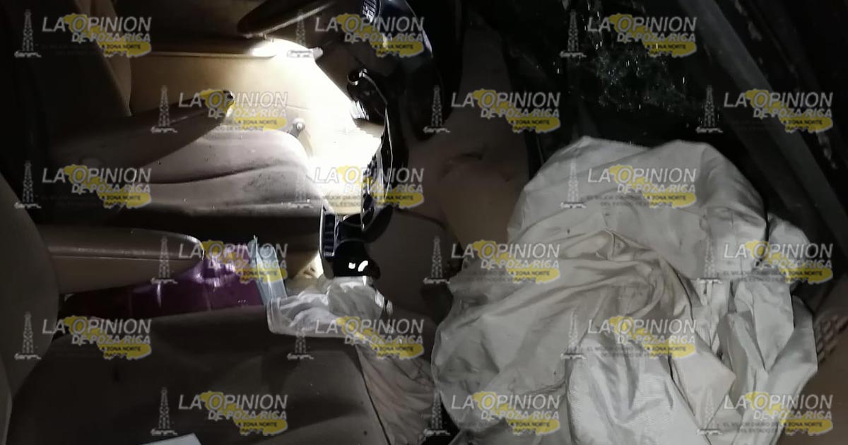 Minivan invade carril y choca contra un camión