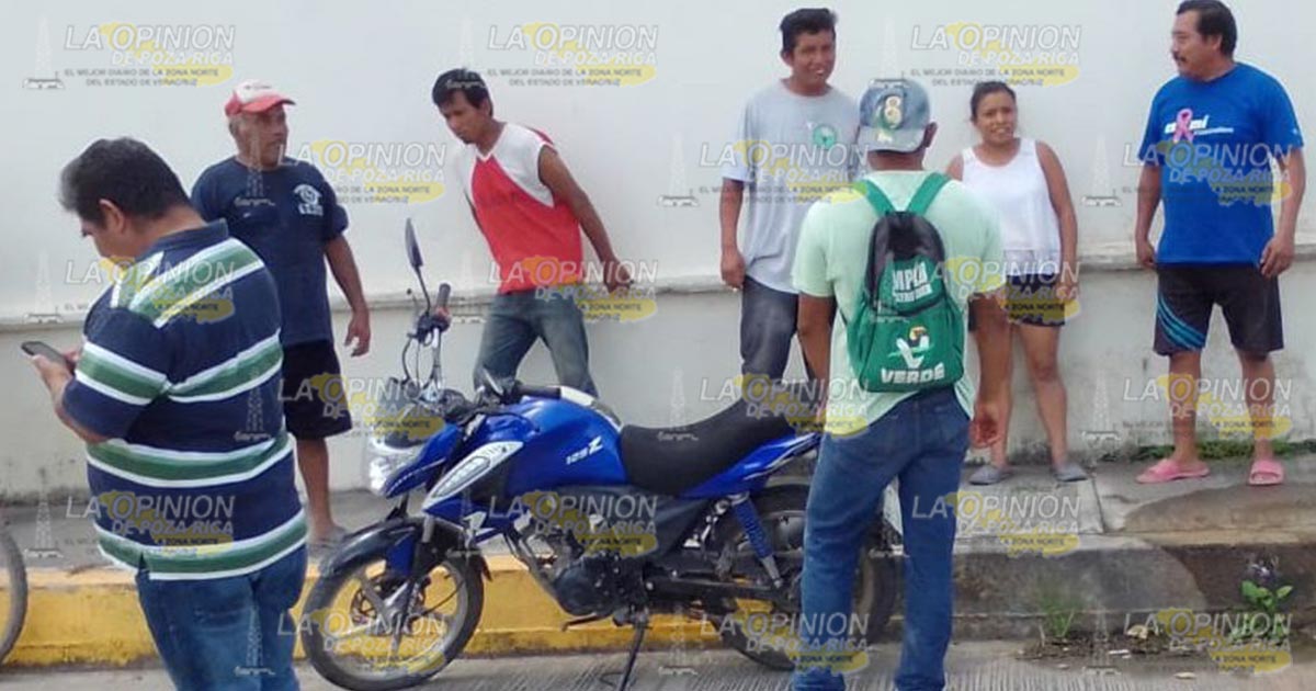 Motociclista se impacta contra un Tsuru