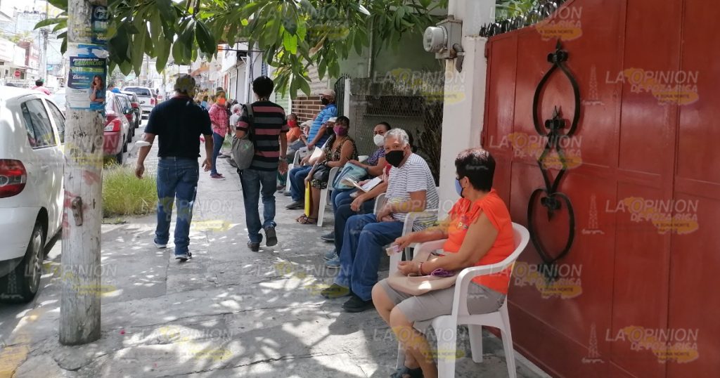 Odisea de abuelitos para cobrar su +65