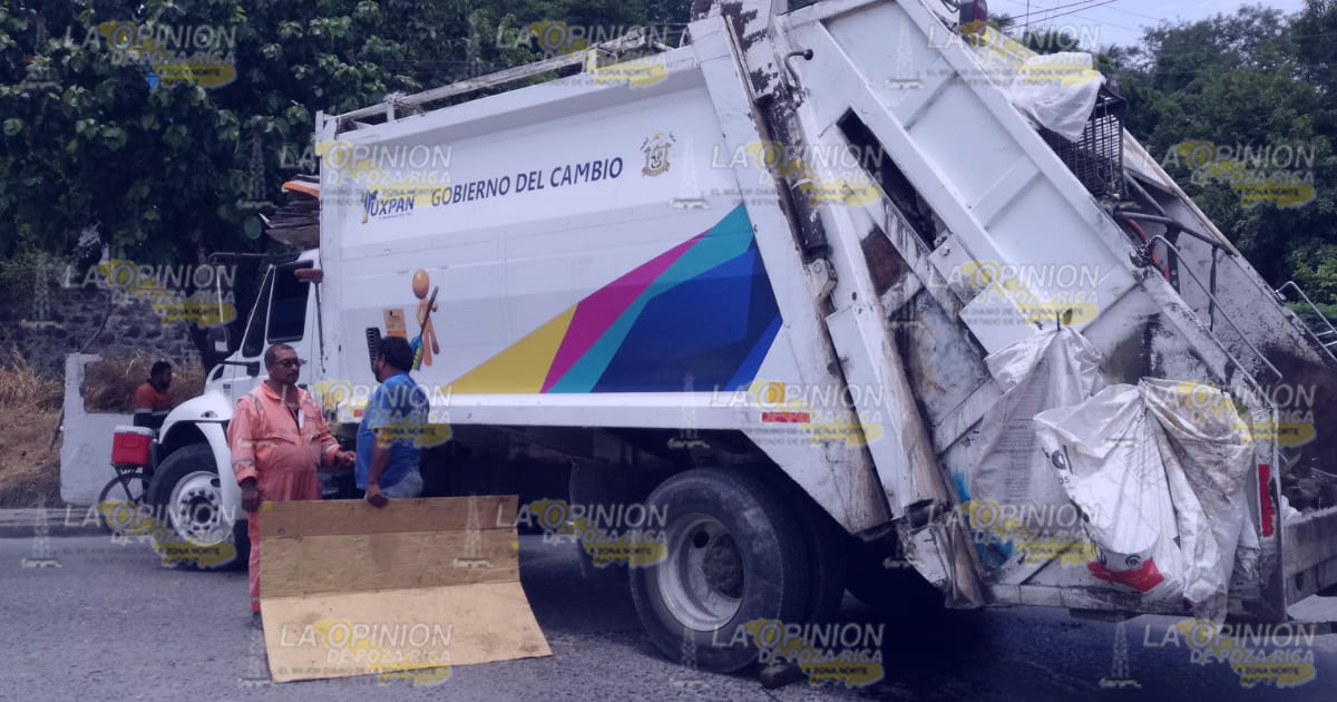 Choca con un camión de Limpia Pública