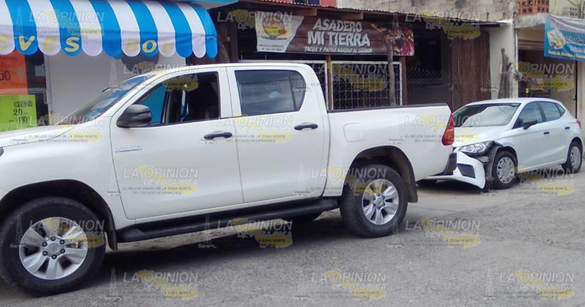 Pick-up le tumba la defensa a un automóvil
