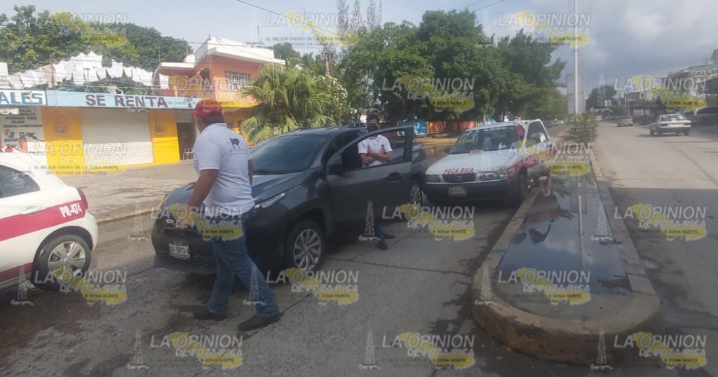 Raudo taxi choca camioneta