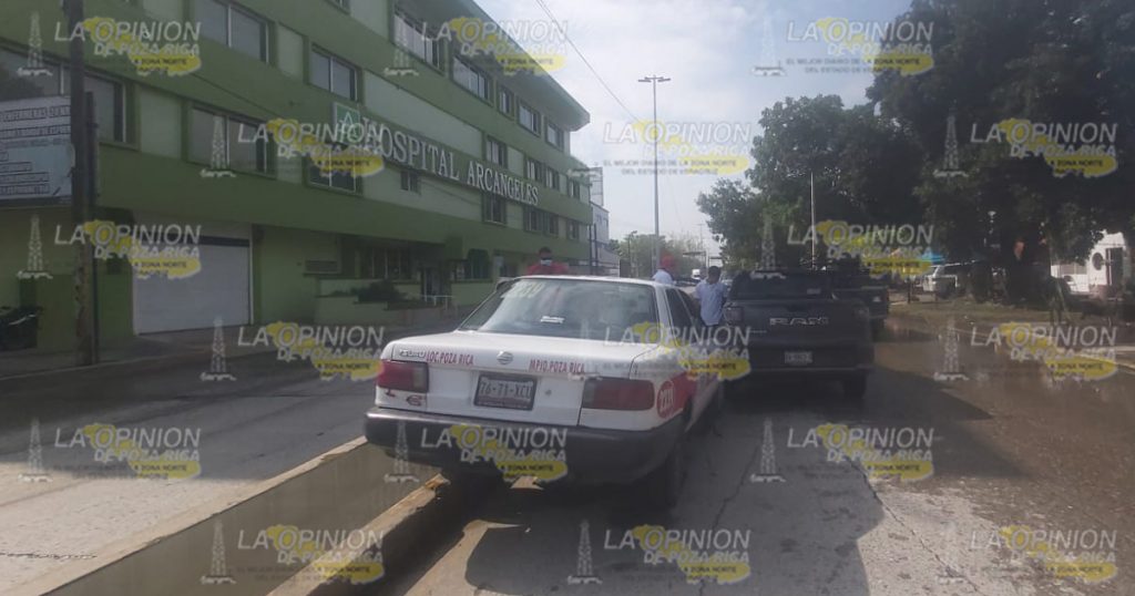 Raudo taxi choca camioneta