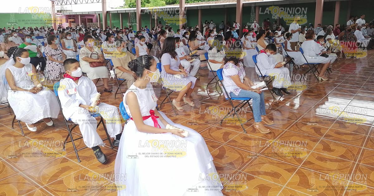 Reciben el sacramento de la confirmación