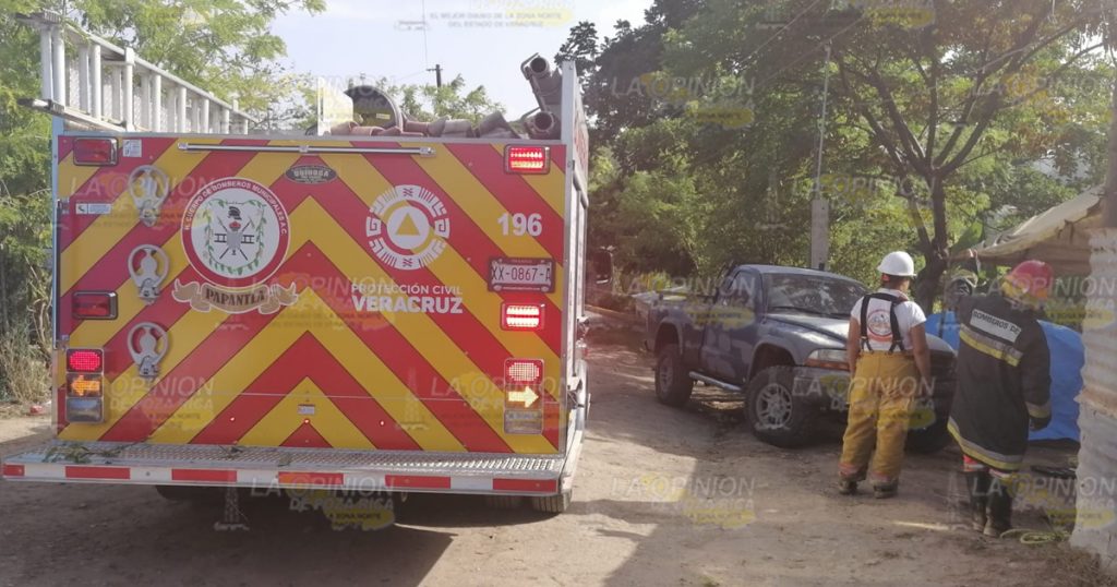 Se incendia vehículo en taller mecánico