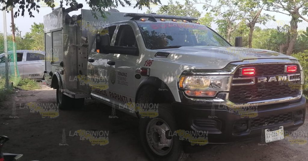 Se incendia vehículo en taller mecánico