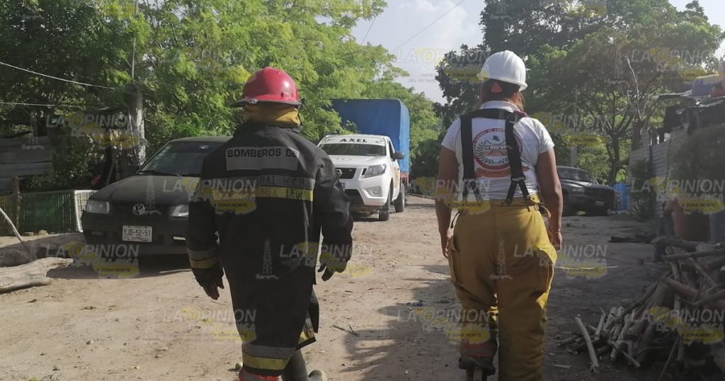 Se incendia vehículo en taller mecánico