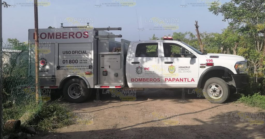 Se incendia vehículo en taller mecánico