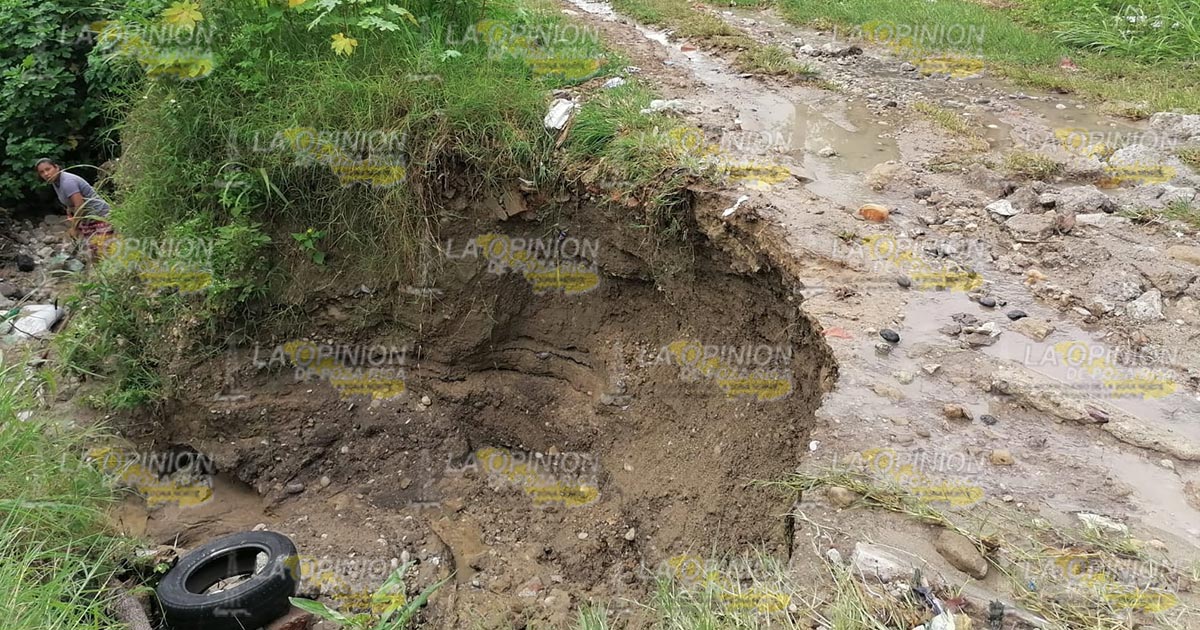 Socavón podría desaparecer una calle