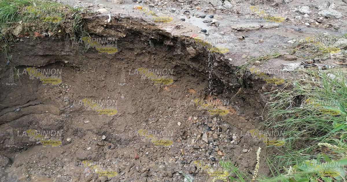 Socavón podría desaparecer una calle