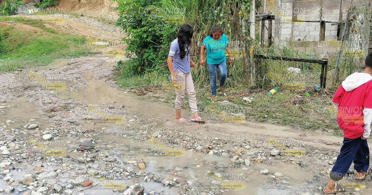 Socavón podría desaparecer una calle