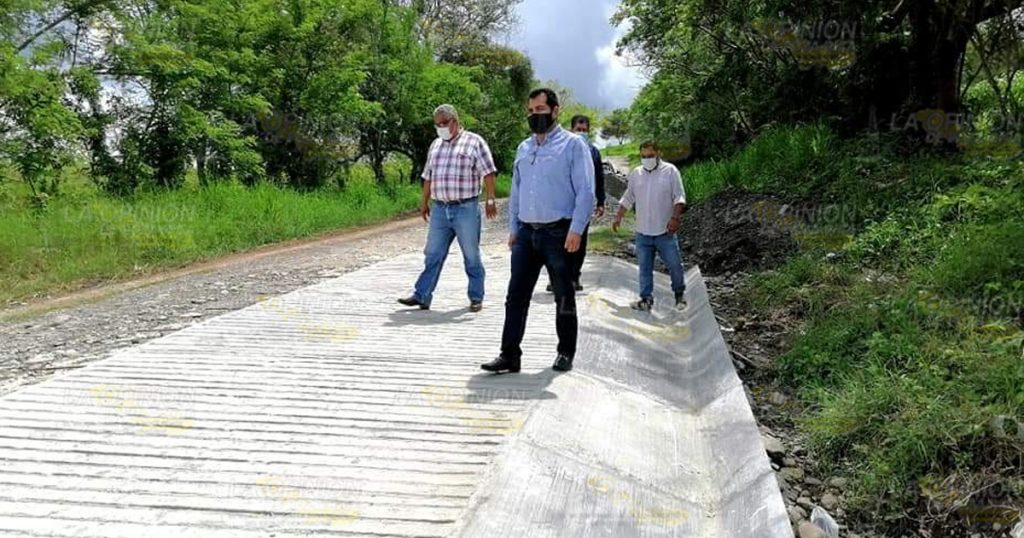 Supervisa alcalde de Naranjos obra en acceso a comunidad de Zaragoza