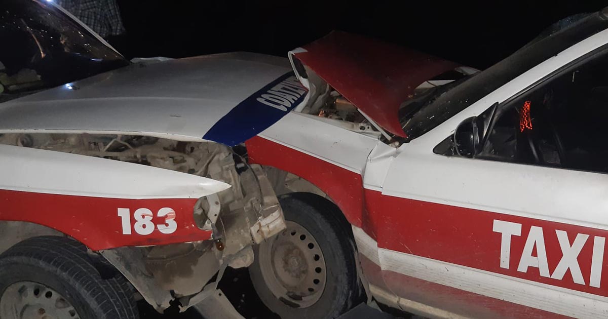 Taxis chocan de frente en Coatzintla