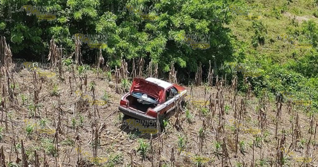 Taxista vive para contarlo; cayó a un barranco