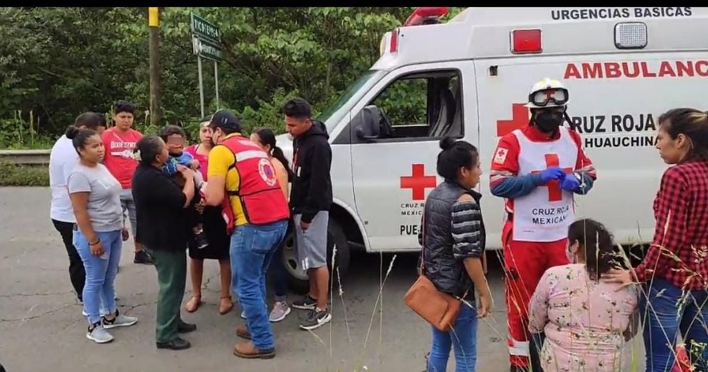 Volcadura de combi deja varios heridos, entre ellos un niño