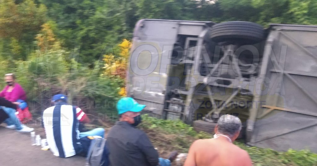 Vuelca autobús de pasajeros