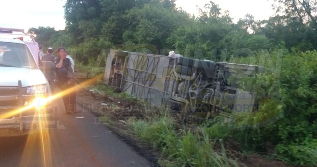 Vuelca autobús de pasajeros