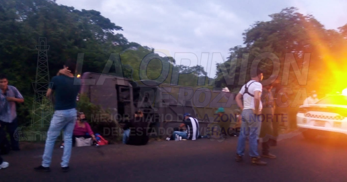 Vuelca autobús de pasajeros