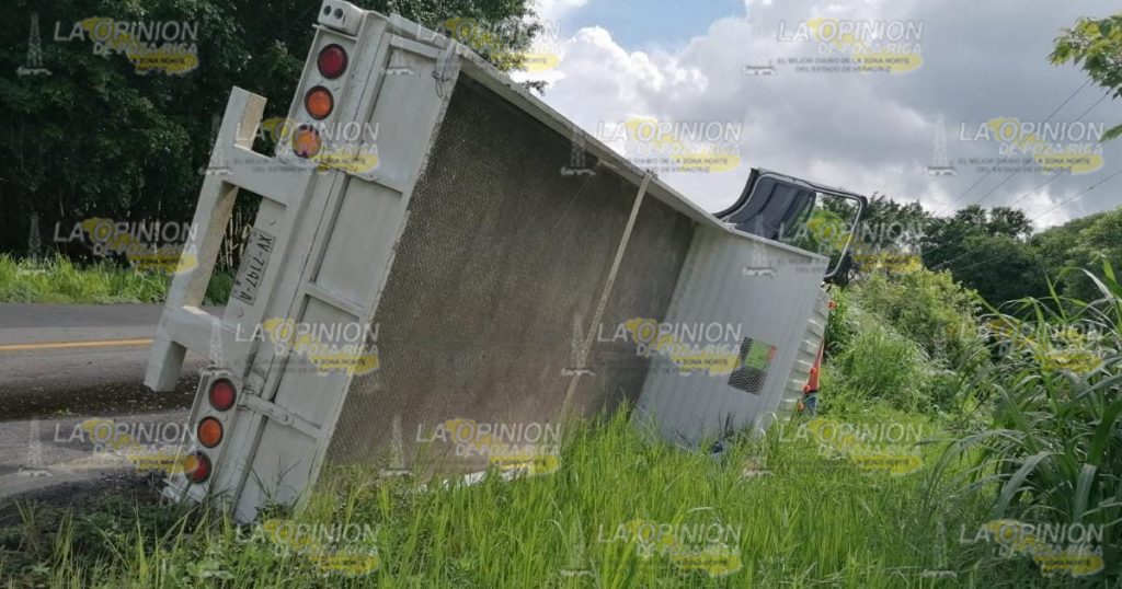 Vuelca camión de materiales