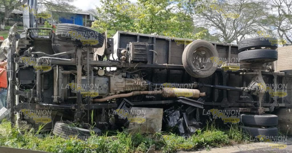Vuelca camión de materiales