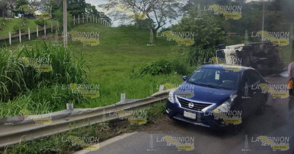 Vuelca camión de materiales