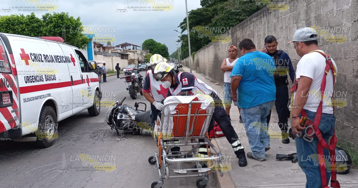 Policía estatal choca contra un auto