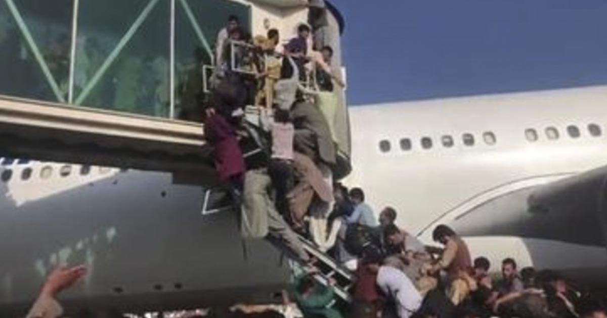 Miles intentan huir de Afganistán