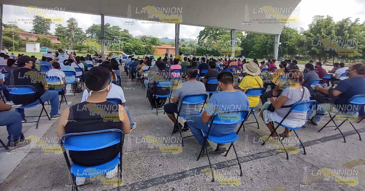 Aplican vacuna a población de 30 a 39 años en Papantla