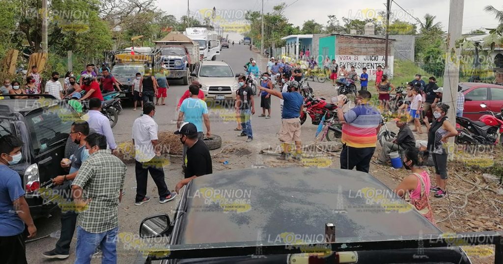 Bloquean carretera a la Sierra del Totonacapan
