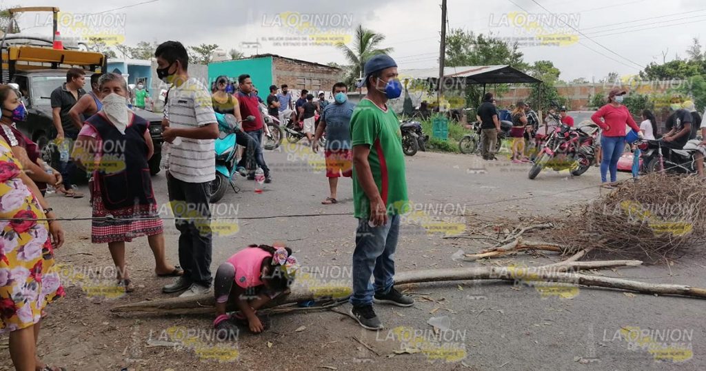 Bloquean carretera a la Sierra del Totonacapan