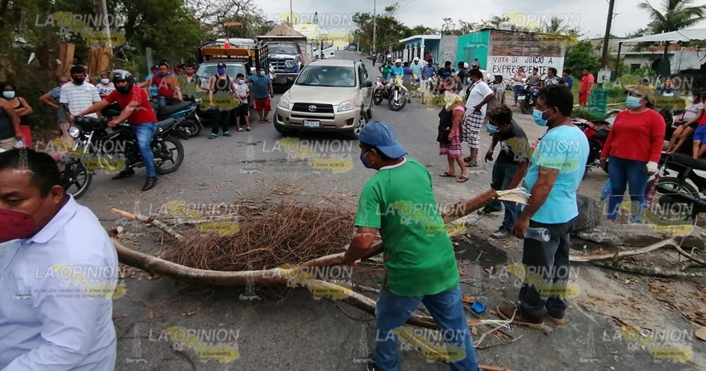 Bloquean carretera a la Sierra del Totonacapan