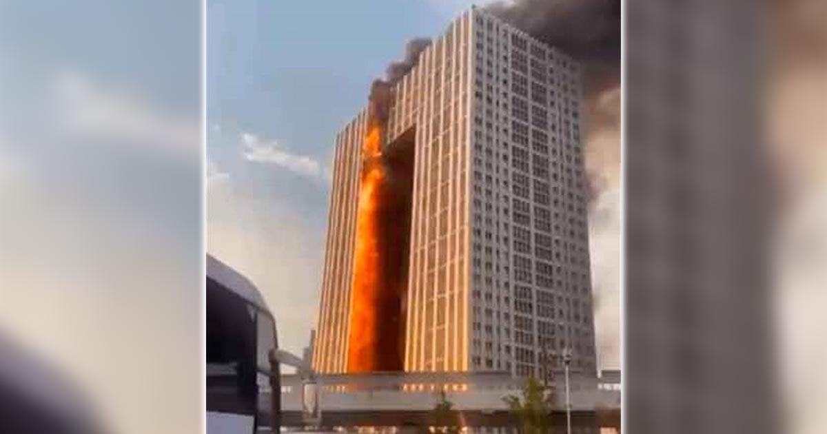 Impresionante incendio en rascacielos de China