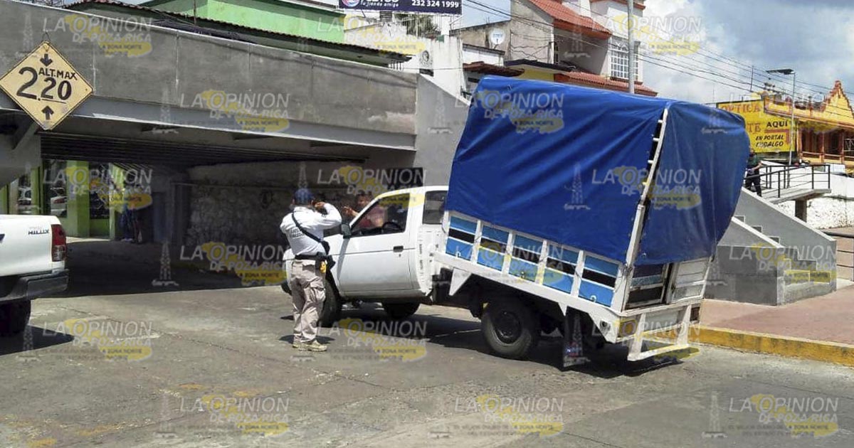 Chofer despistado choca contra el puente