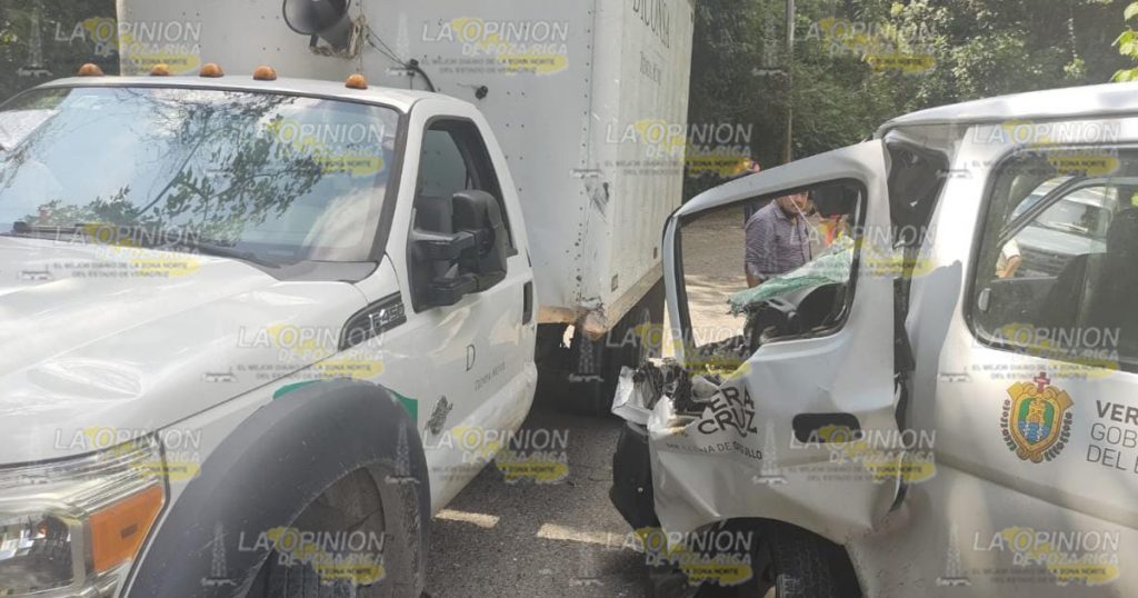 Colisionan unidades del gobierno; médico herido