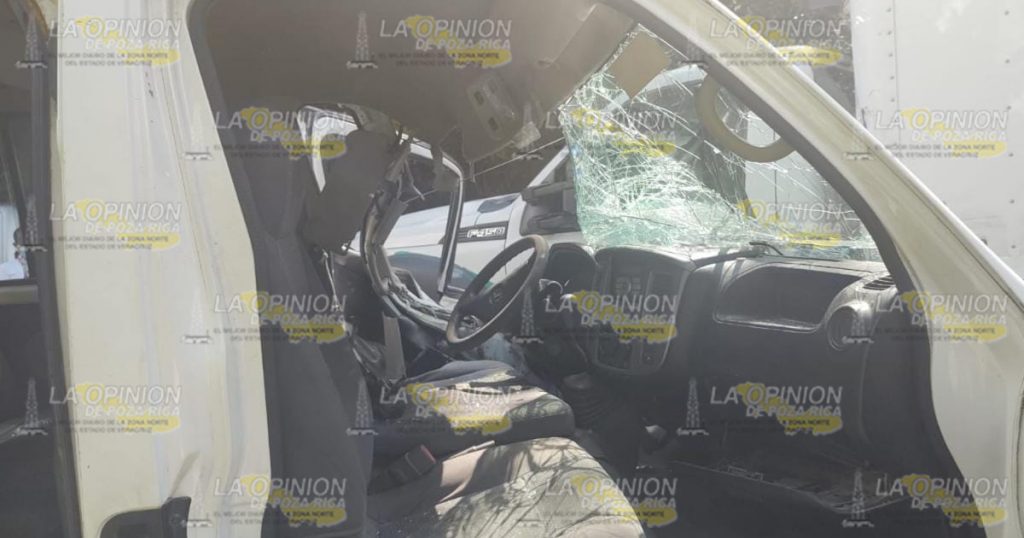 Colisionan unidades del gobierno; médico herido