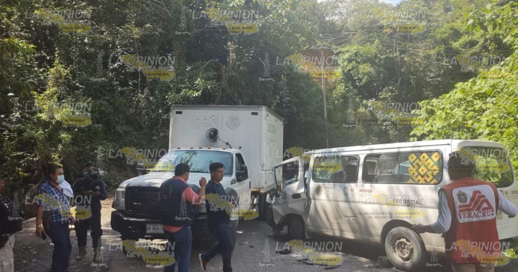 Colisionan unidades del gobierno; médico herido