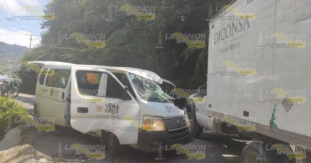 Colisionan unidades del gobierno; médico herido