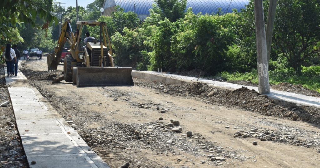 En marcha obra de pavimentación en El Águila