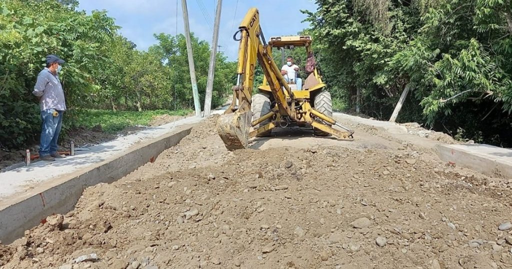 En marcha obra de pavimentación en El Águila