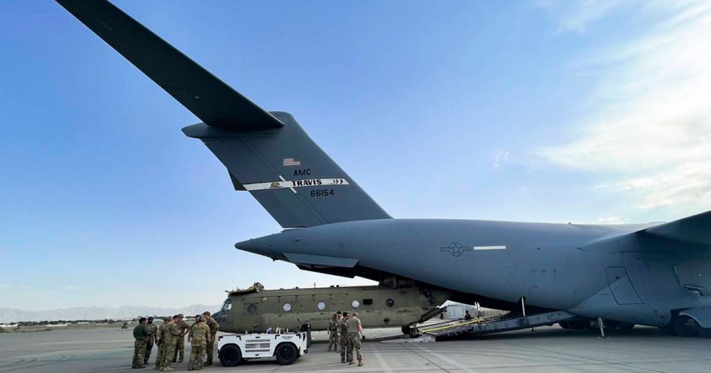 Salen las últimas tropas de EU de Afganistán, terminando así la guerra más larga del país